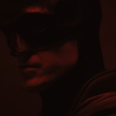 Robert Pattinson veste o manto do Batman pela primeira vez; assista
