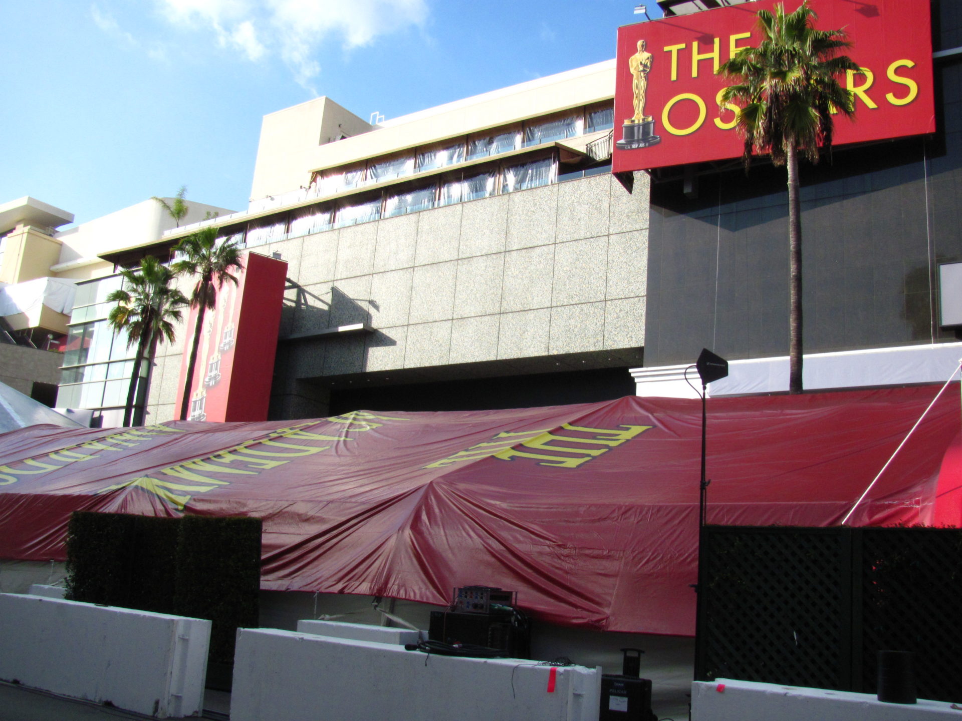 A Hollywood Boulevard sendo preparada para o tapete vermelho do Oscar (Foto: Flickr / Loren Javier)