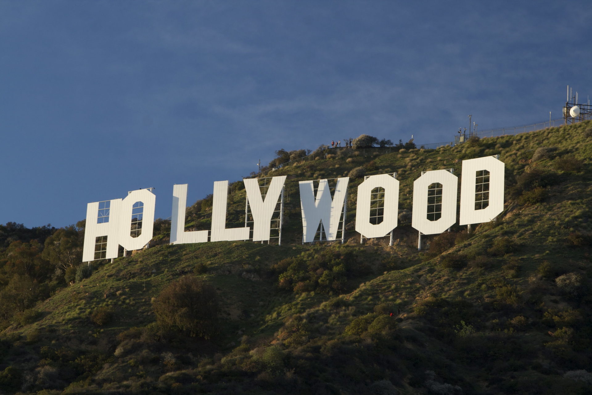 O famoso letreiro de Hollywood, a marca de um bairro que se tornou sinônimo da indústria do cinema dos EUA (crédito: Flickr / Gnaphron)