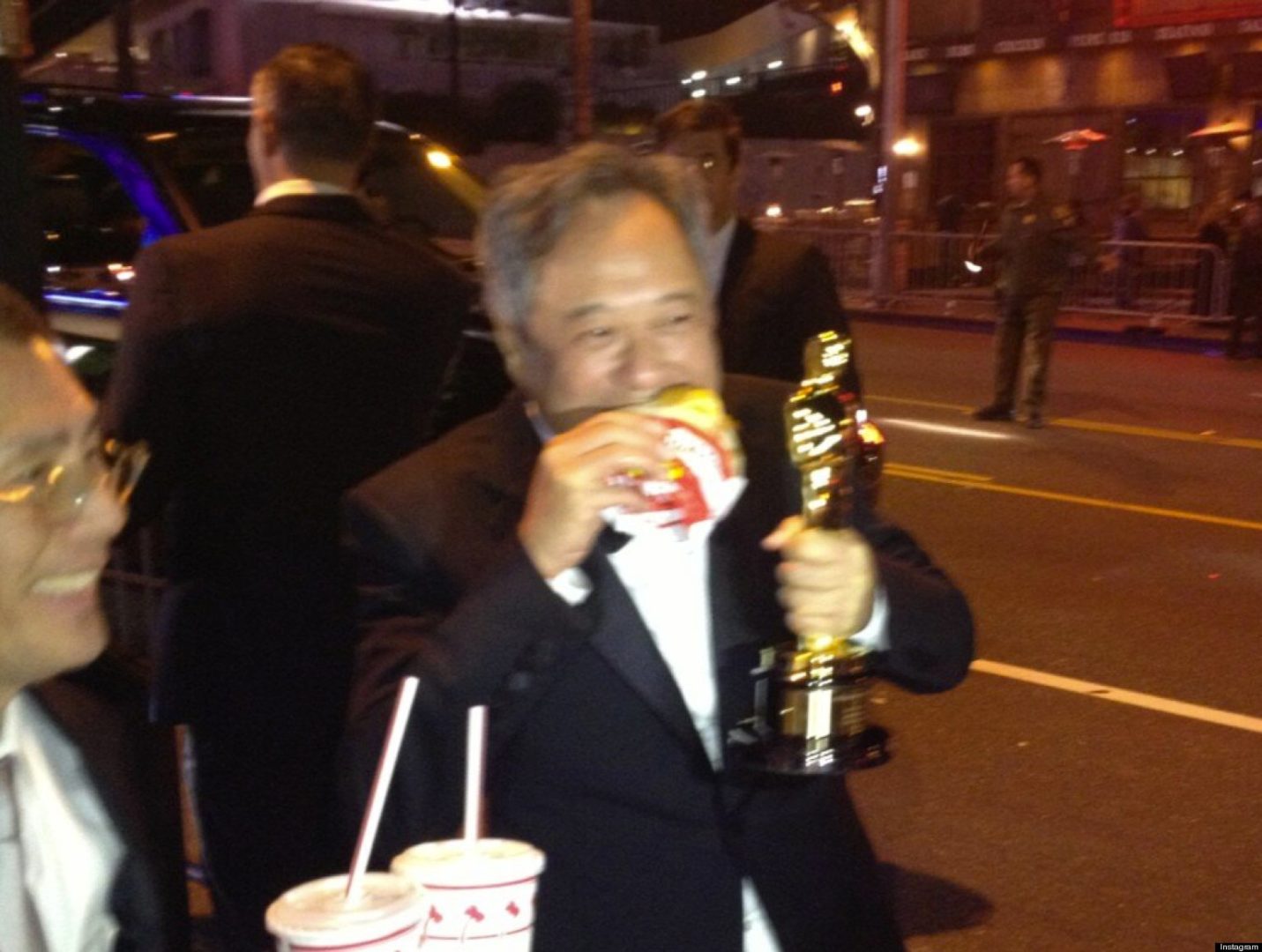 Ang Lee comemorando o Oscar enquanto mata a vontade de comer um Double-Double (crédito: Twitter / @EMenicheschi)