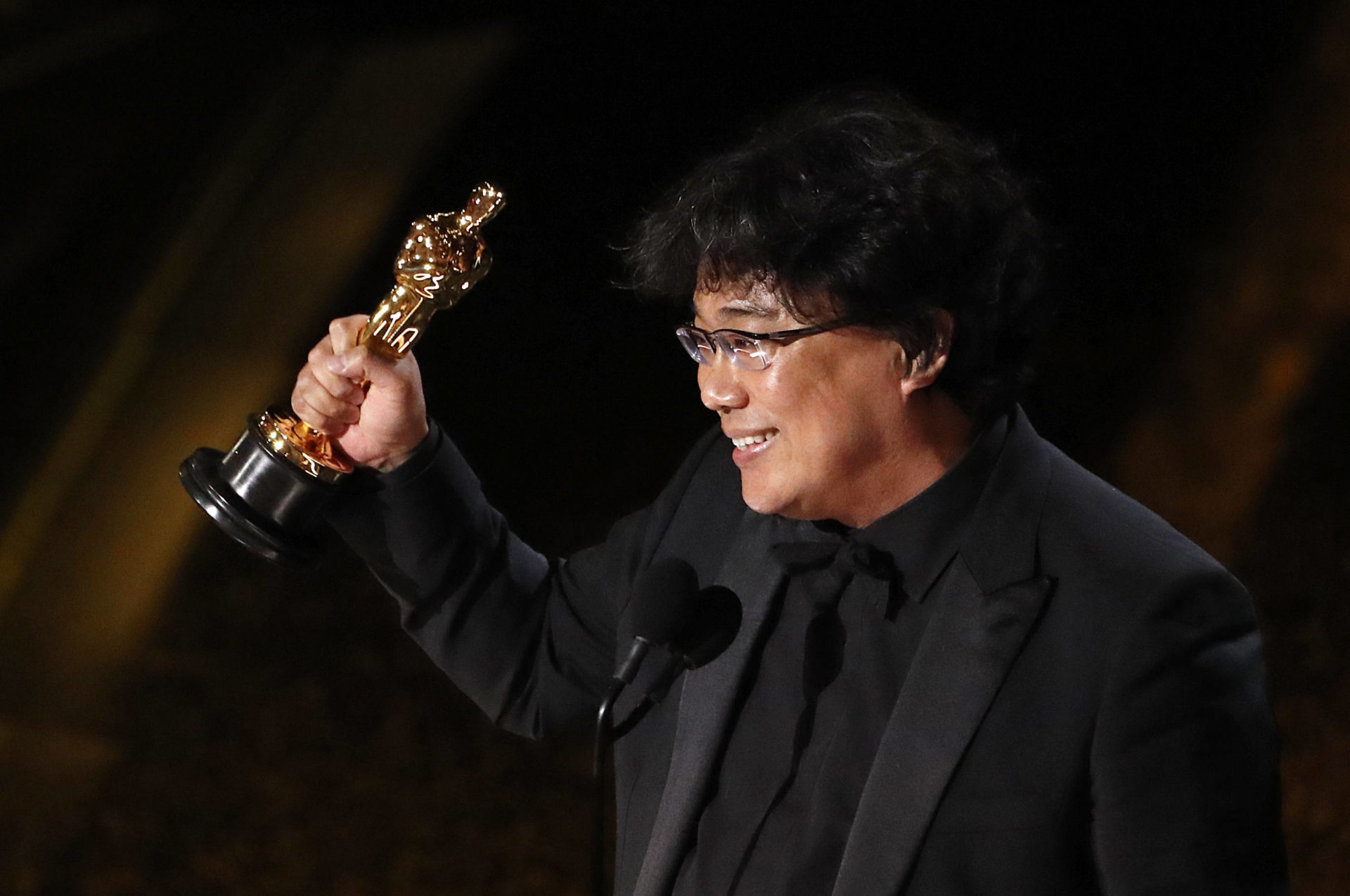 Bong Joon Ho recebendo um dos quatro Oscars vencidos por 'Parasita', o grande filme da premiação em 2020 (Foto: divulgação / AMPAS)