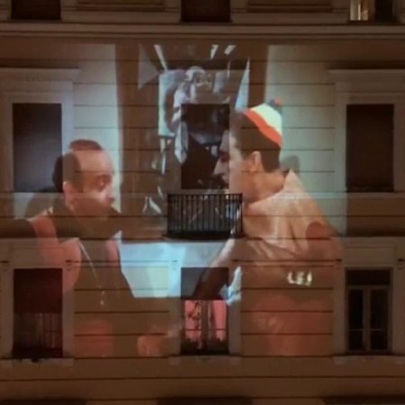 #CinemaEmCasa: Filmes clássicos são projetados em prédios na Itália
