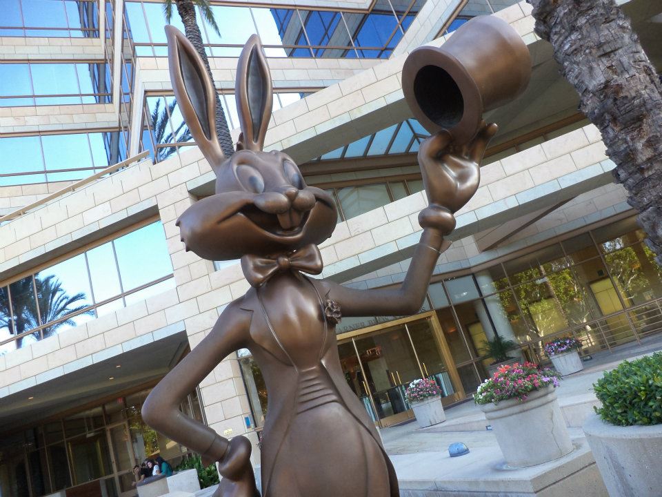 A estátua do Pernalonga que recepciona os visitantes nos estúdios da Warner Bros., em Burbank, Califórnia (Foto: Renan Martins Frade)