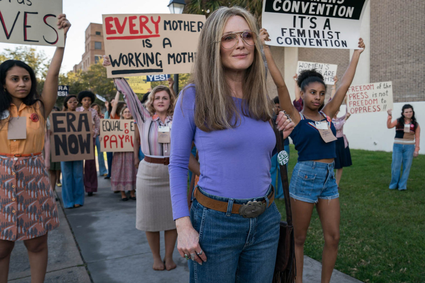 Julianne Moore interpreta ícone feminista em prévia do filme ‘The Glorias’