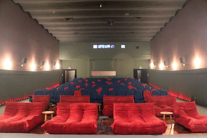 Interior da Cinesala, com poltronas e cadeiras