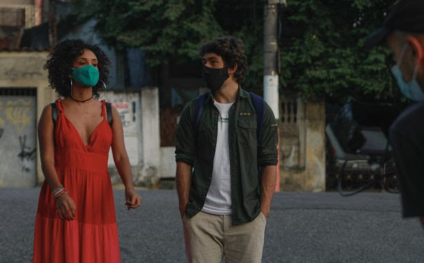 Diretor de 'Tudo Bem' traz leveza ao tratar de romance em curta sobre pandemia de coronavírus