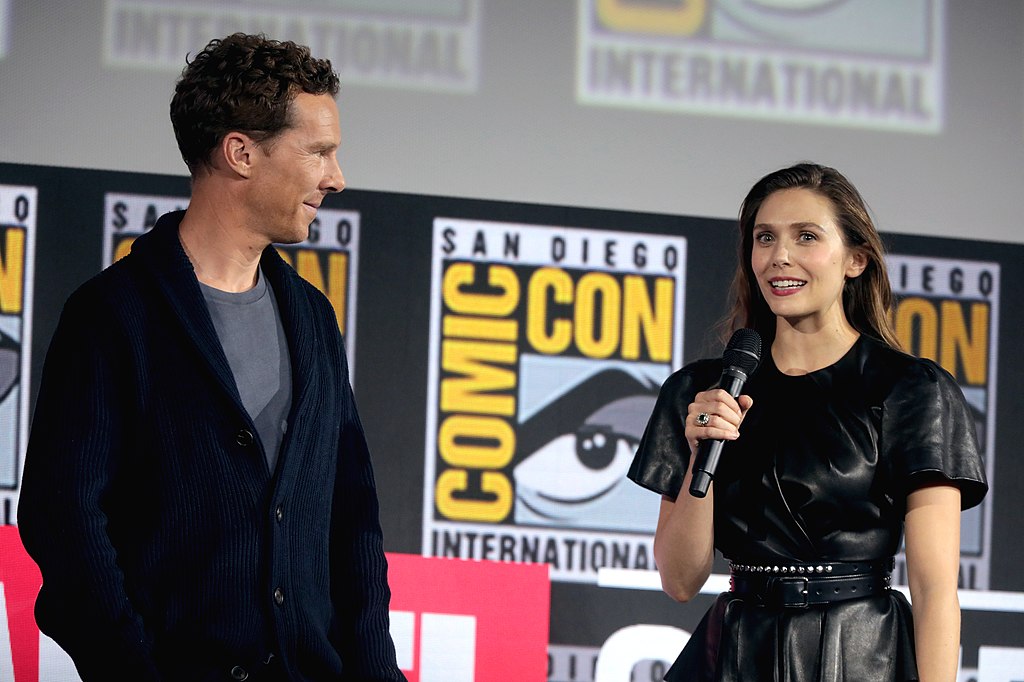Benedict Cumberbatch e Elizabeth Olsen apresentando 'Doctor Strange in the Multiverse of Madness' na San Diego Comic-Con de 2019 (Crédito: Gage Skidmore / WikiMedia Commons)
