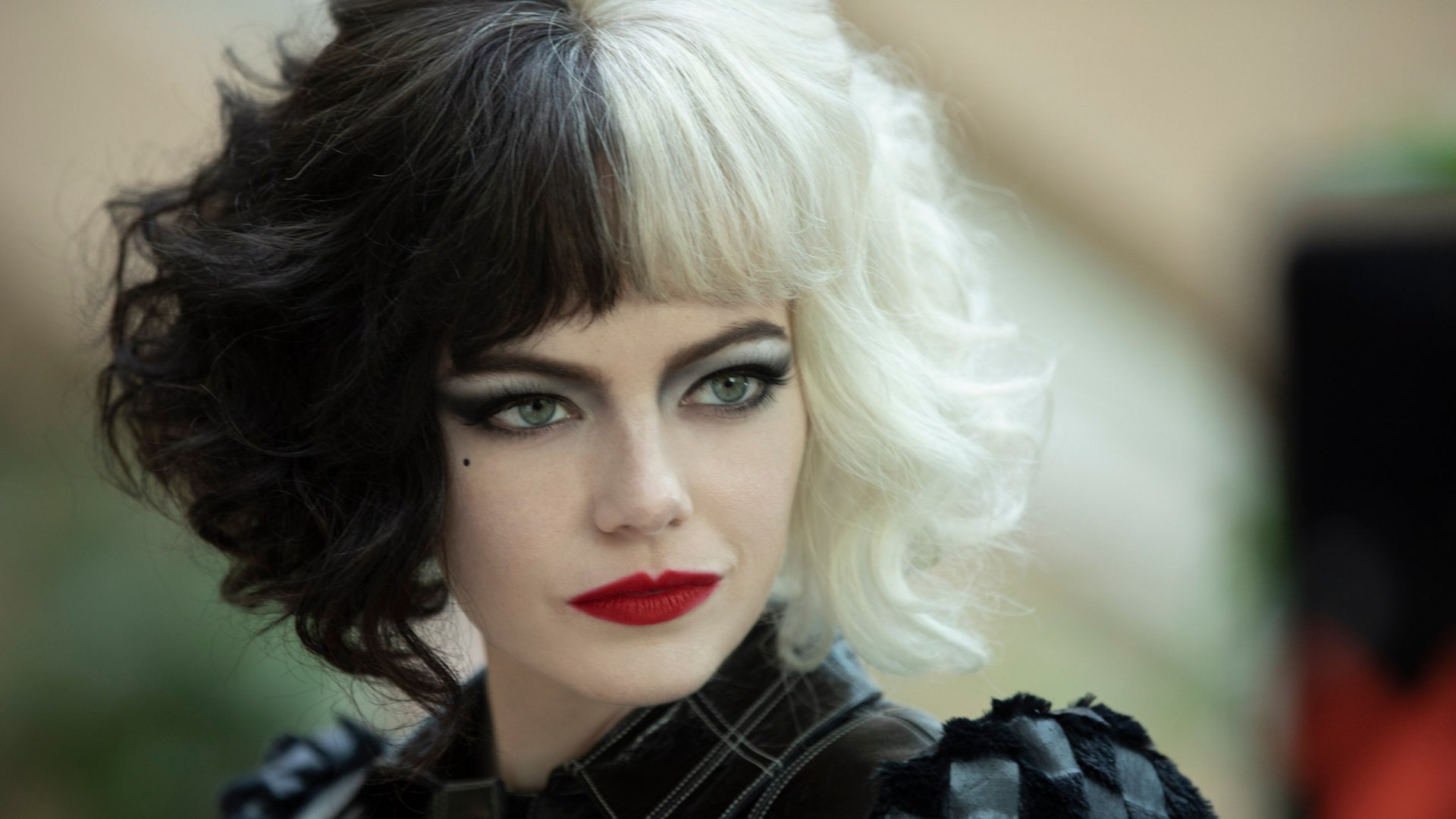 Emma Stone é a vilã Cruella no primeiro trailer do filme; assista