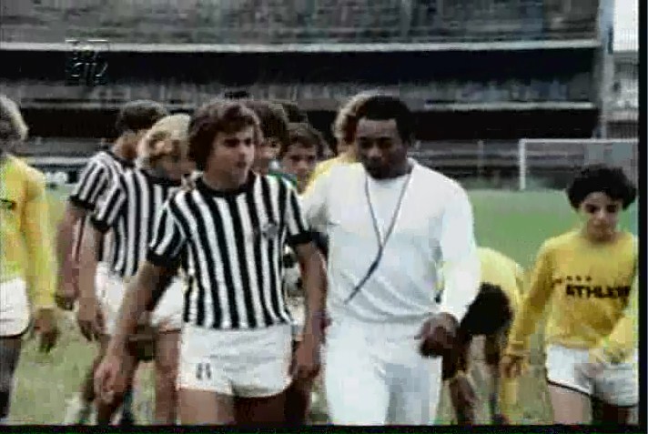 Pelé atuando em 'Os Trombadinhas', em cena na Vila Belmiro (Imagem: reprodução / Canal Brasil)
