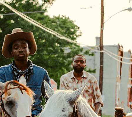 Idris Elba e Caleb McLaughlin estrelam trailer legendado de ‘Alma de Cowboy’
