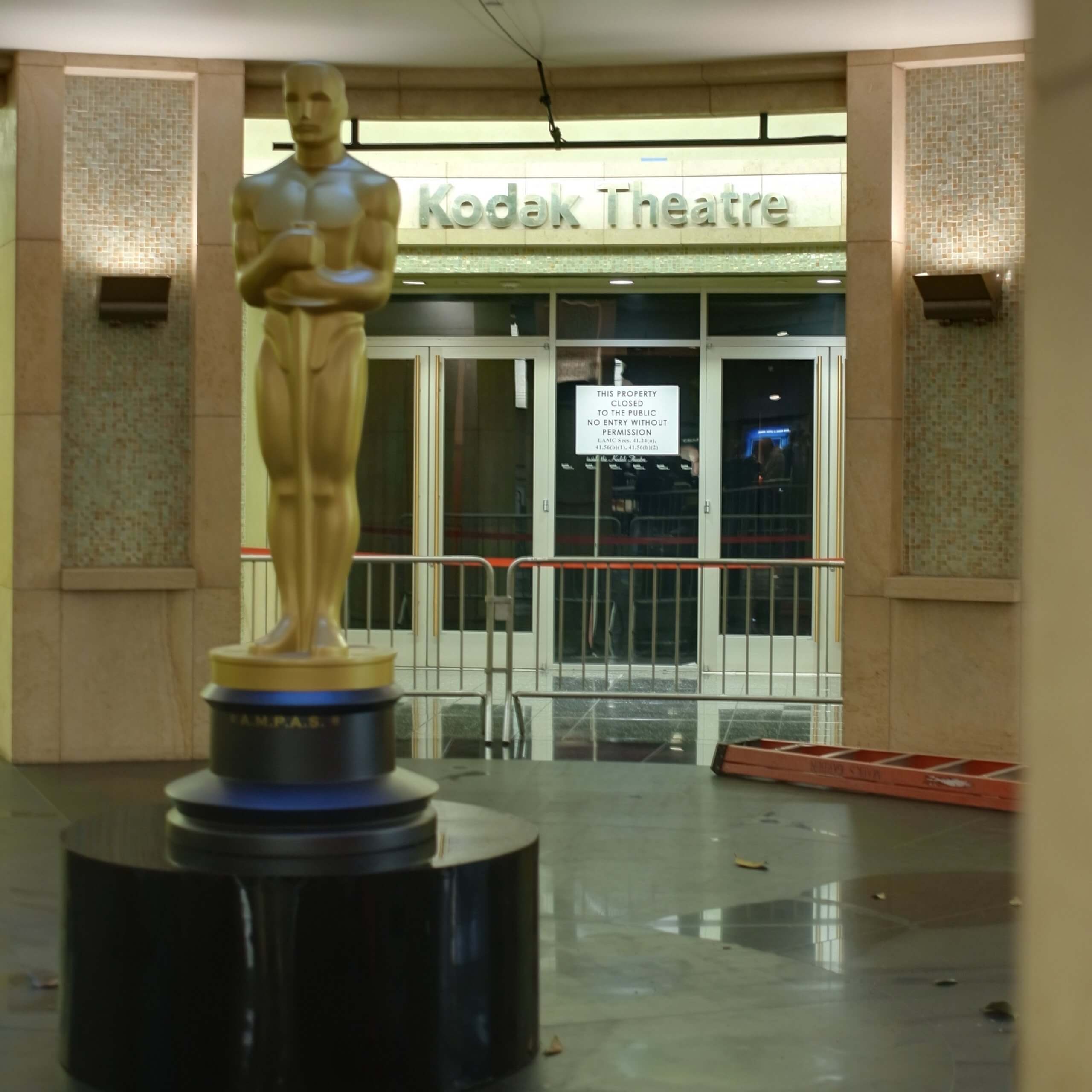A verdadeira entrada do teatro (quando ainda se chamava Kodak Theatre), dentro do complexo, já bloqueada e sendo preparada para o Oscar (Foto: Flick / Gordon Wrigley)
