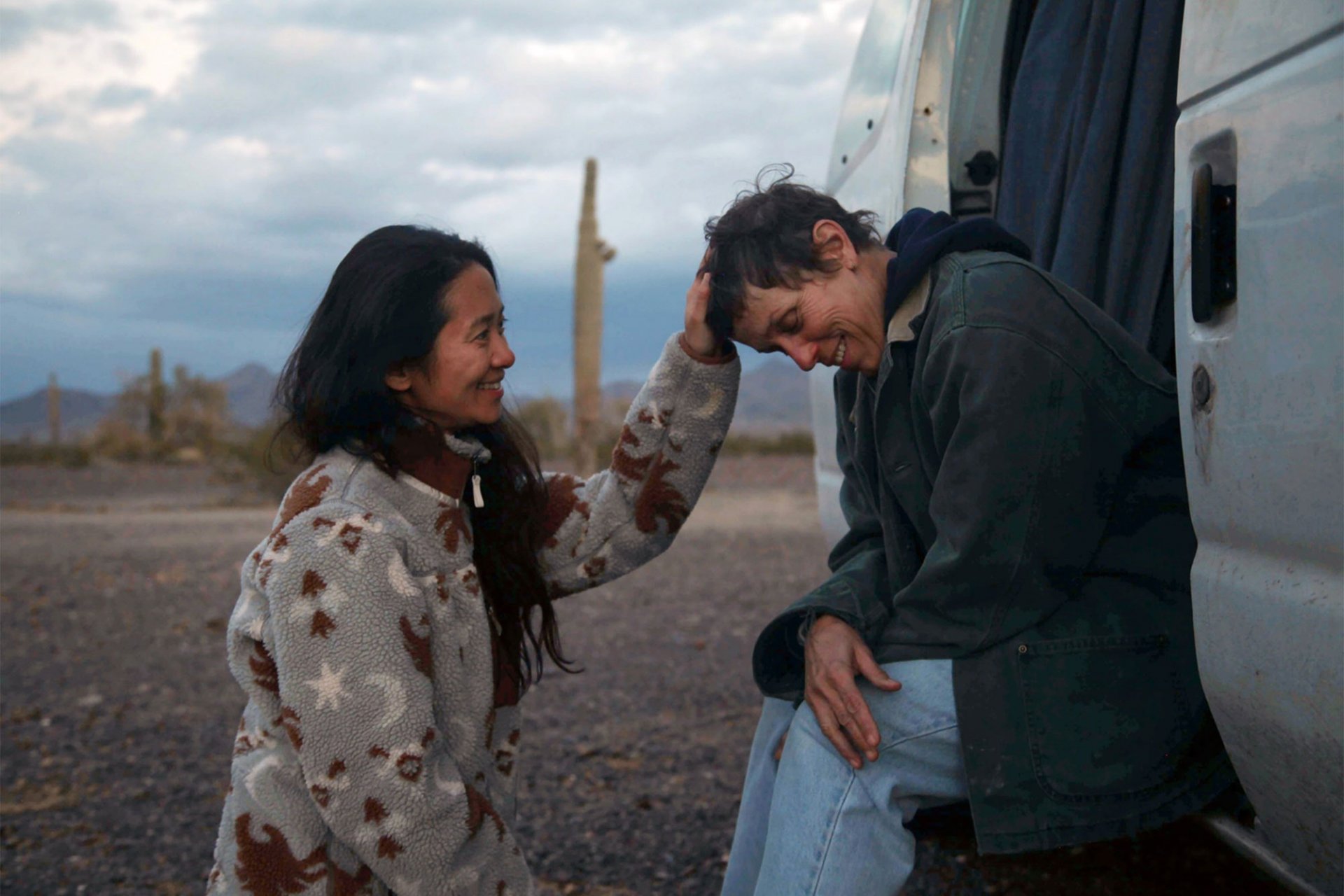 Chloé Zhao e Frances McDormand no set de Nomadland (Foto: divulgação / Searchlight Pictures)