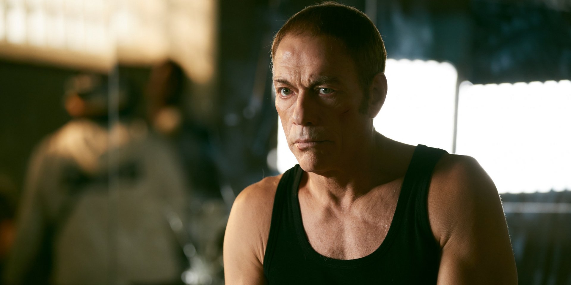 Van Damme às vezes arrisca voltar ao cinema de ação, como em O Último Mercenário (Crédito: Netflix)
