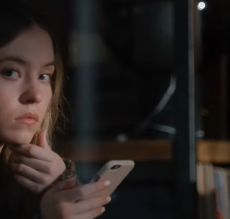 Sydney Sweeney e Justice Smith ficam obcecados pelos vizinhos em 'The Voyers'; veja o trailer