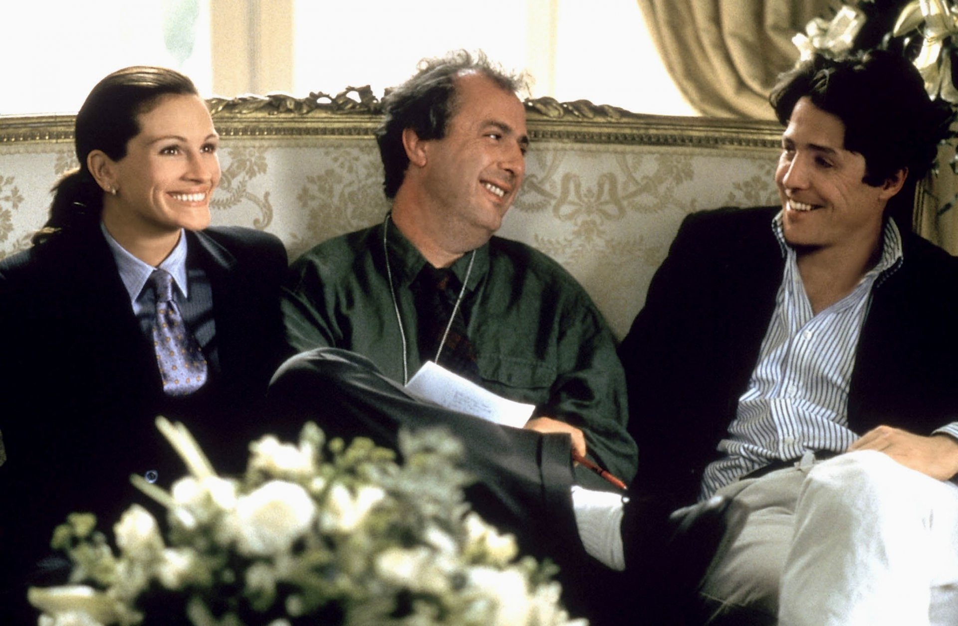 Julia Roberts, Roger Michell e Hugh Grant passando o texto de 'Um Lugar Chamado Notting Hill' (Crédito: divulgação / Columbia Pictures) 