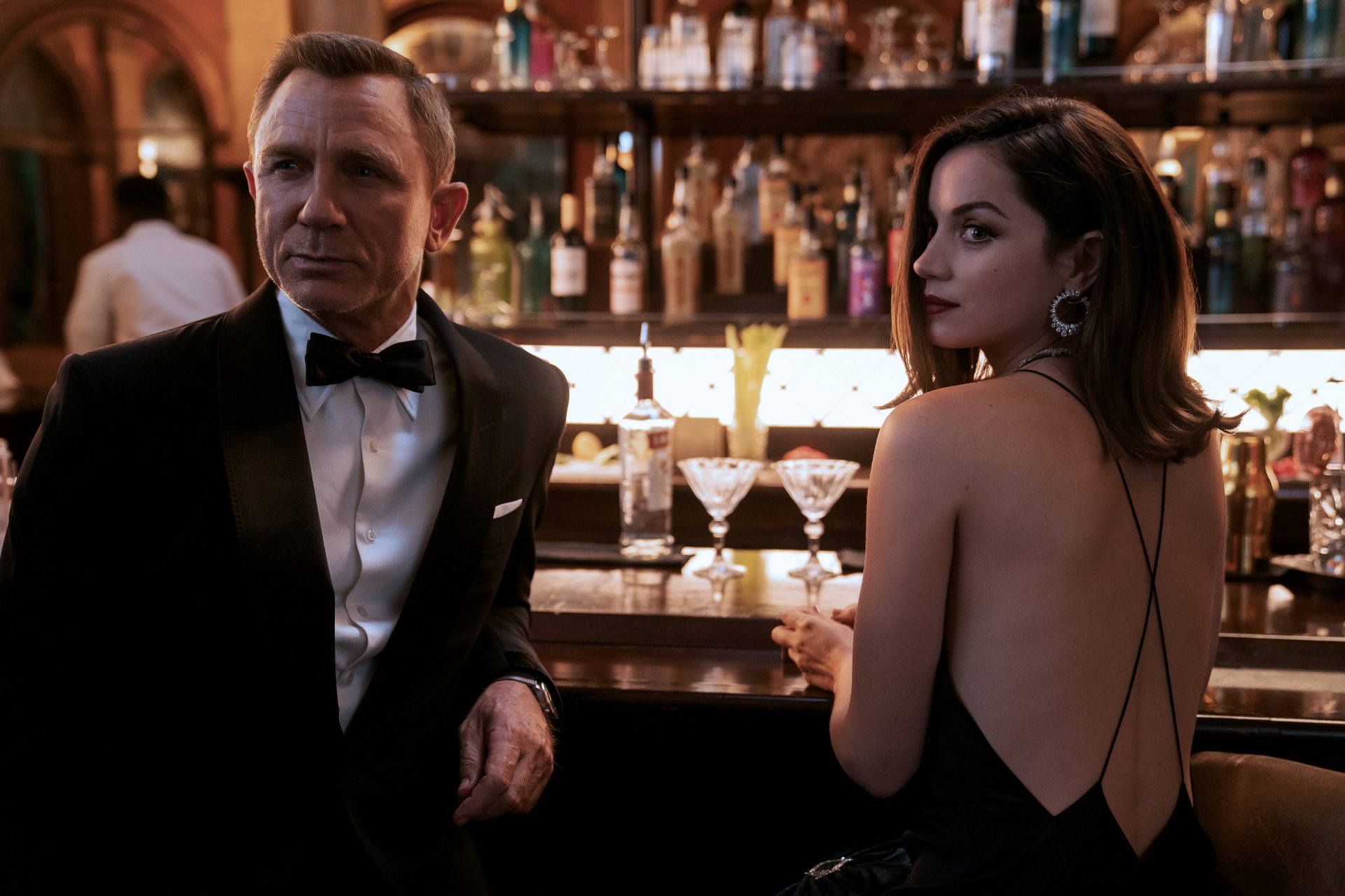 James Bond (Daniel Craig) e Paloma (Ana de Armas), que é um dos grandes destaques de 007: Sem Tempo para Morrer (Crédito: divulgação / MGM / Universal Pictures) 