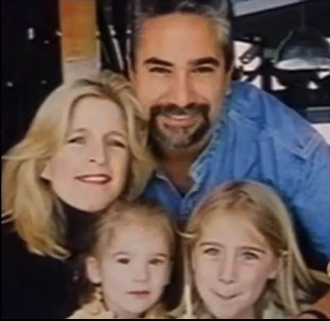  Brent Lon Hershman, ao lado da esposa e das filhas: ele morreu em um acidente de carro após trabalhar 19 horas por dia (Crédito: reprodução / IMDb)