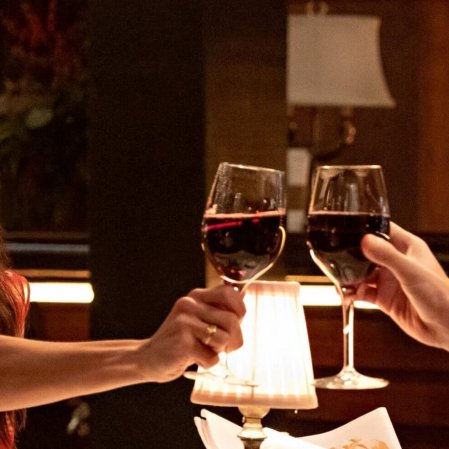 Nina Dobrev e Darren Barnet estrelam comédia natalina 'Um Match Surpresa'; veja o trailer