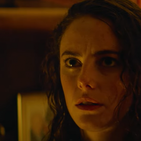 Kaya Scodelario investiga a Umbrella Corporation no trailer do novo 'Resident Evil'