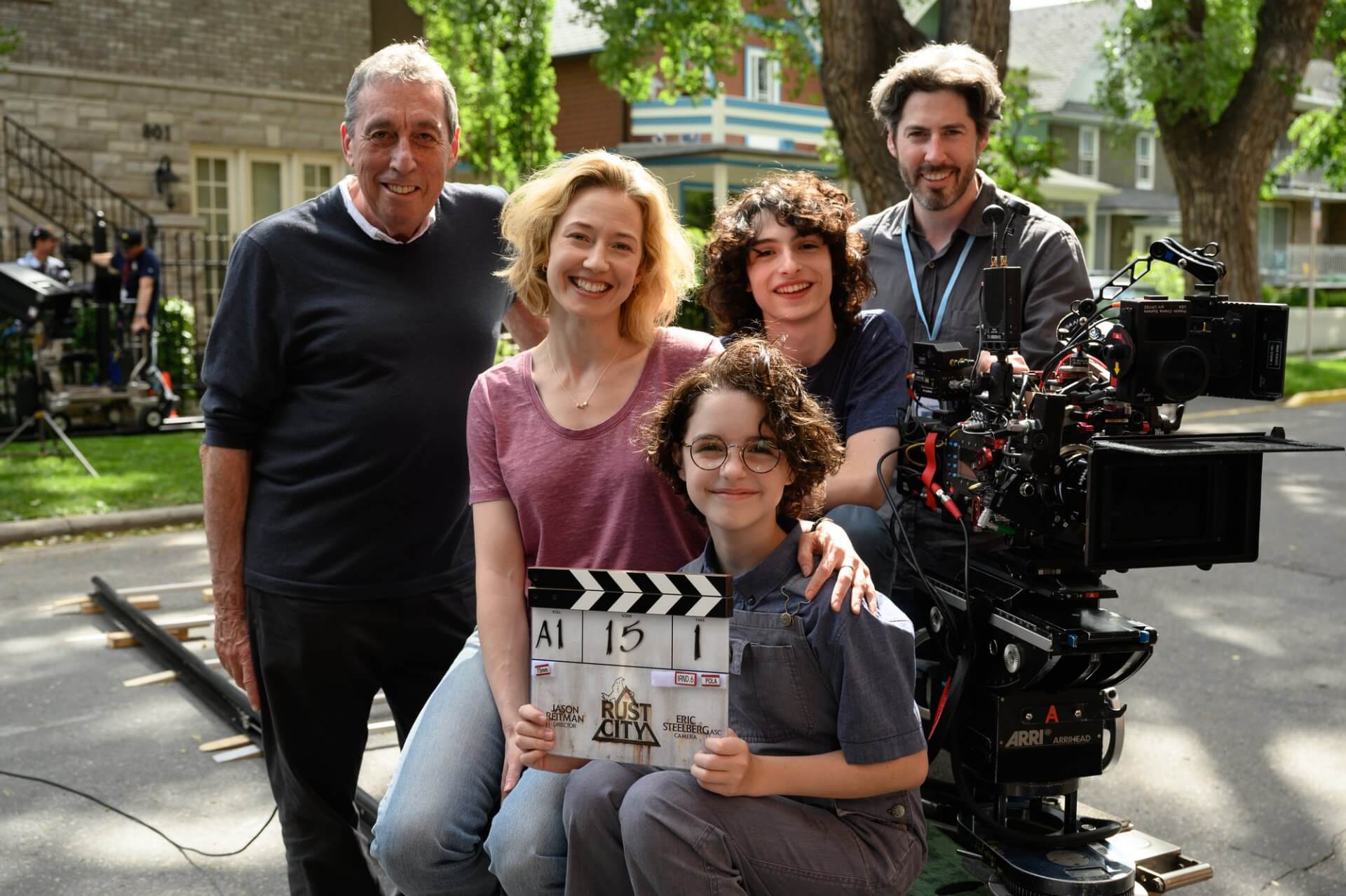 Ivan Reitman (à esquerda), diretor dos longas originais, junto do filho, Jason (à direita) - no centro estão Carrie Coon, Mckenna Grace e Finn Wolfhard (Crédito: divulgação / Sony Pictures)
