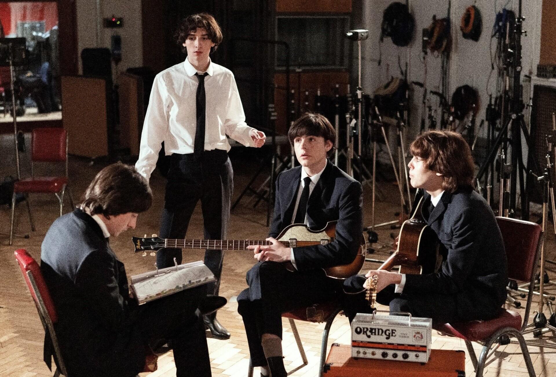 'Filme dos Beatles': primeiras imagens do longa sobre Brian Epstein são divulgadas e semelhança impressiona