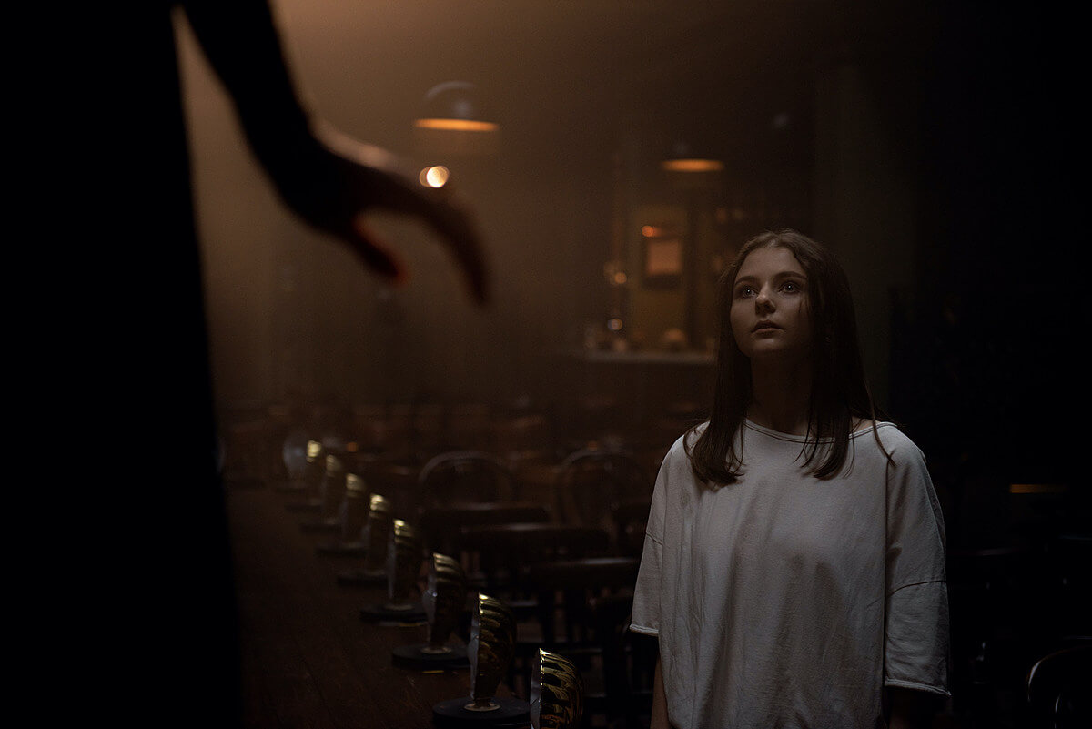 Thomasin McKenzie é atormentada por visões em Noite Passada em Soho (Crédito: Divulgação/Universal Pictures)