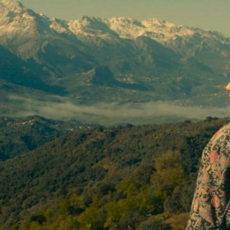 'Charuto de Mel': Kamir Aïnouz e a história da jovem entre a tradição e a liberdade