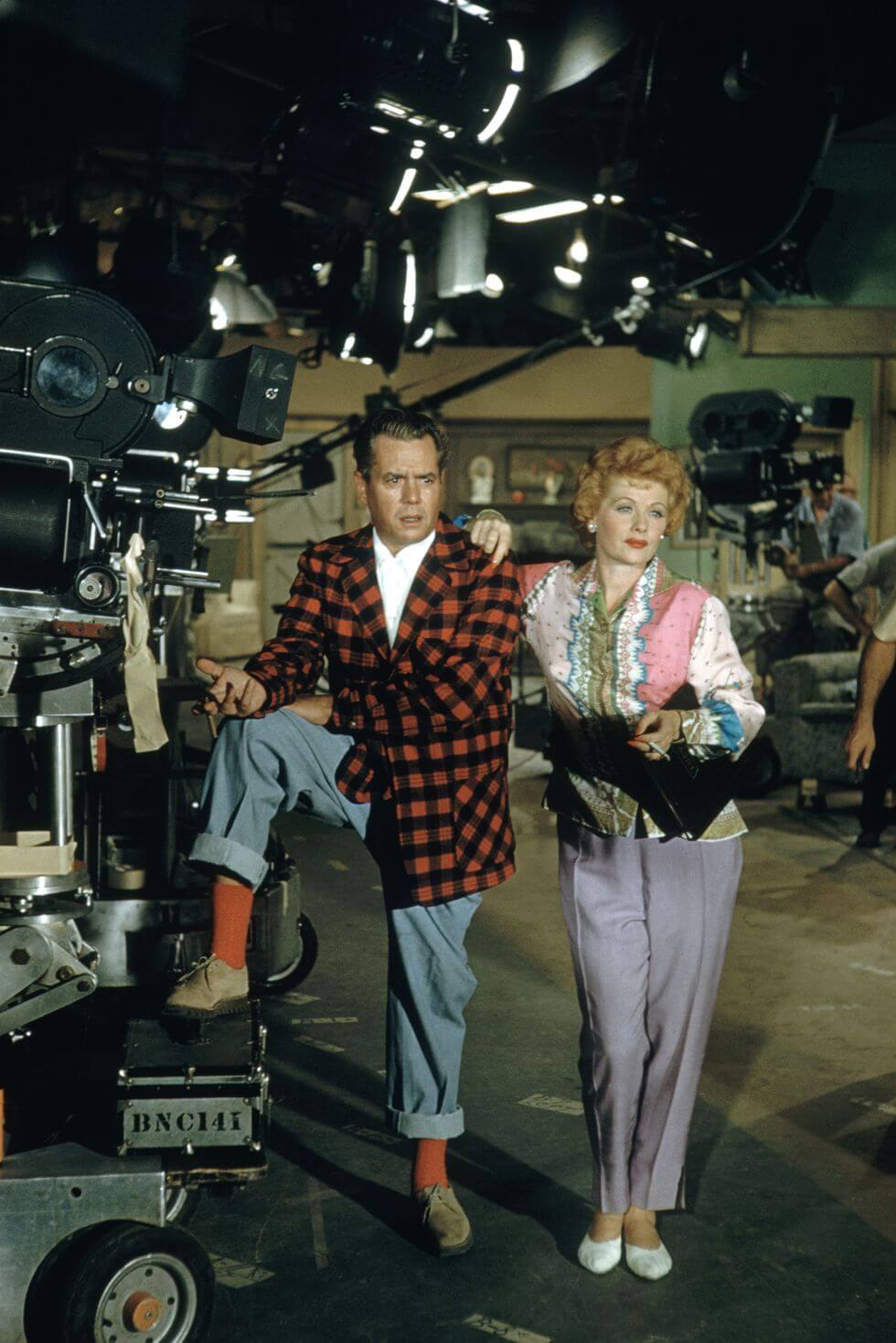 Os verdadeiros Desi Arnaz e Lucille Ball nos bastidores de 'I Love Lucy' (crédito: divulgação / CBS Television Studios)