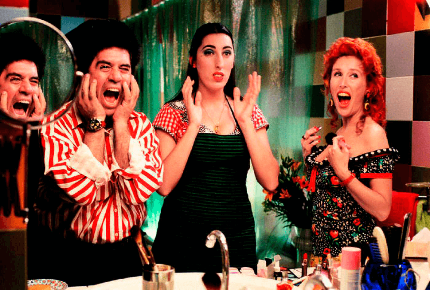 Pedro Almodóvar, Rossy de Palma e Verónica Forqué nos bastidores de 'Kika' (Crédito: Reprodução/Sony Pictures)
