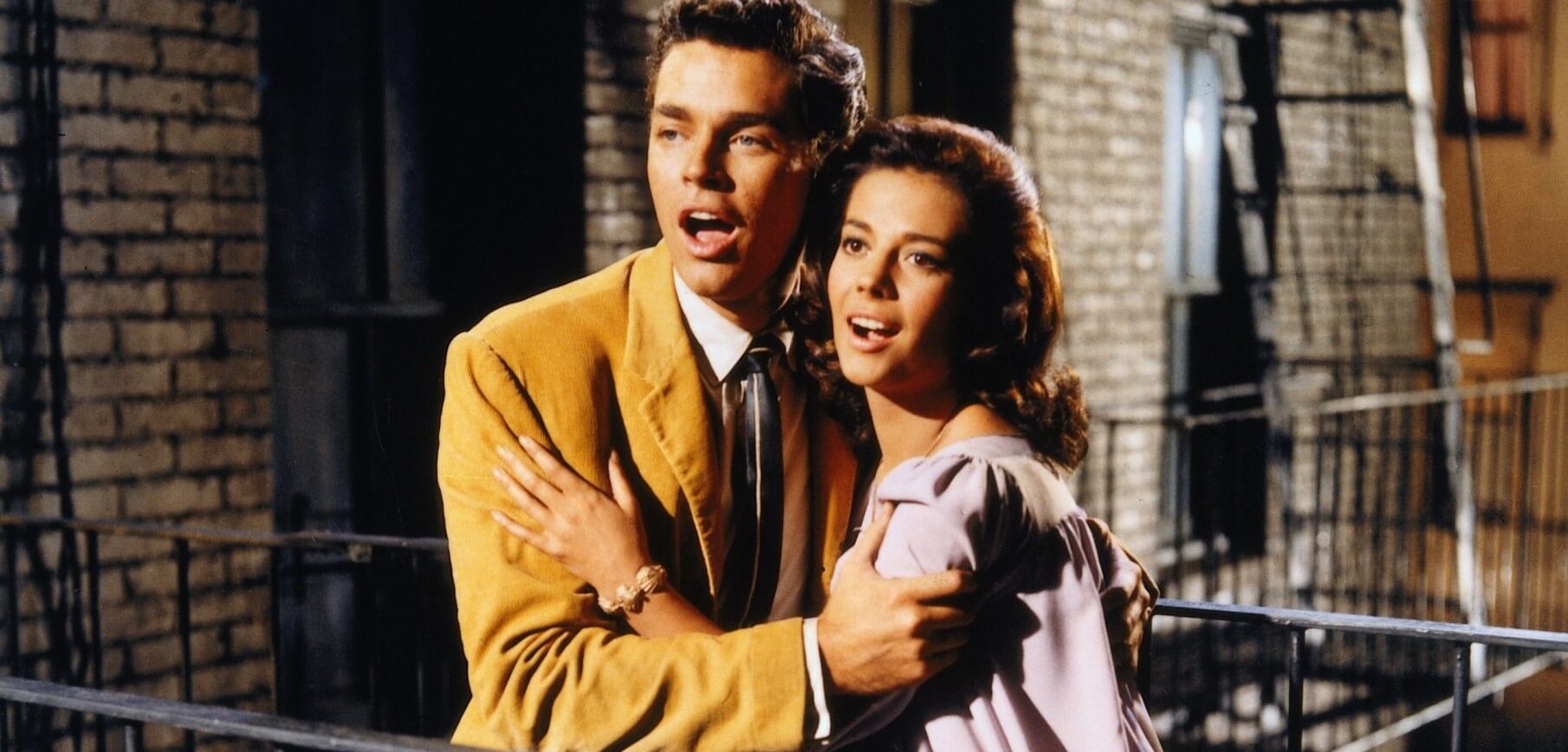 Tony (Richard Beymer) e Maria (Natalie Wood) na versão de 1961 de 'Amor Sublime Amor' (crédito: divulgação / UA/MGM)