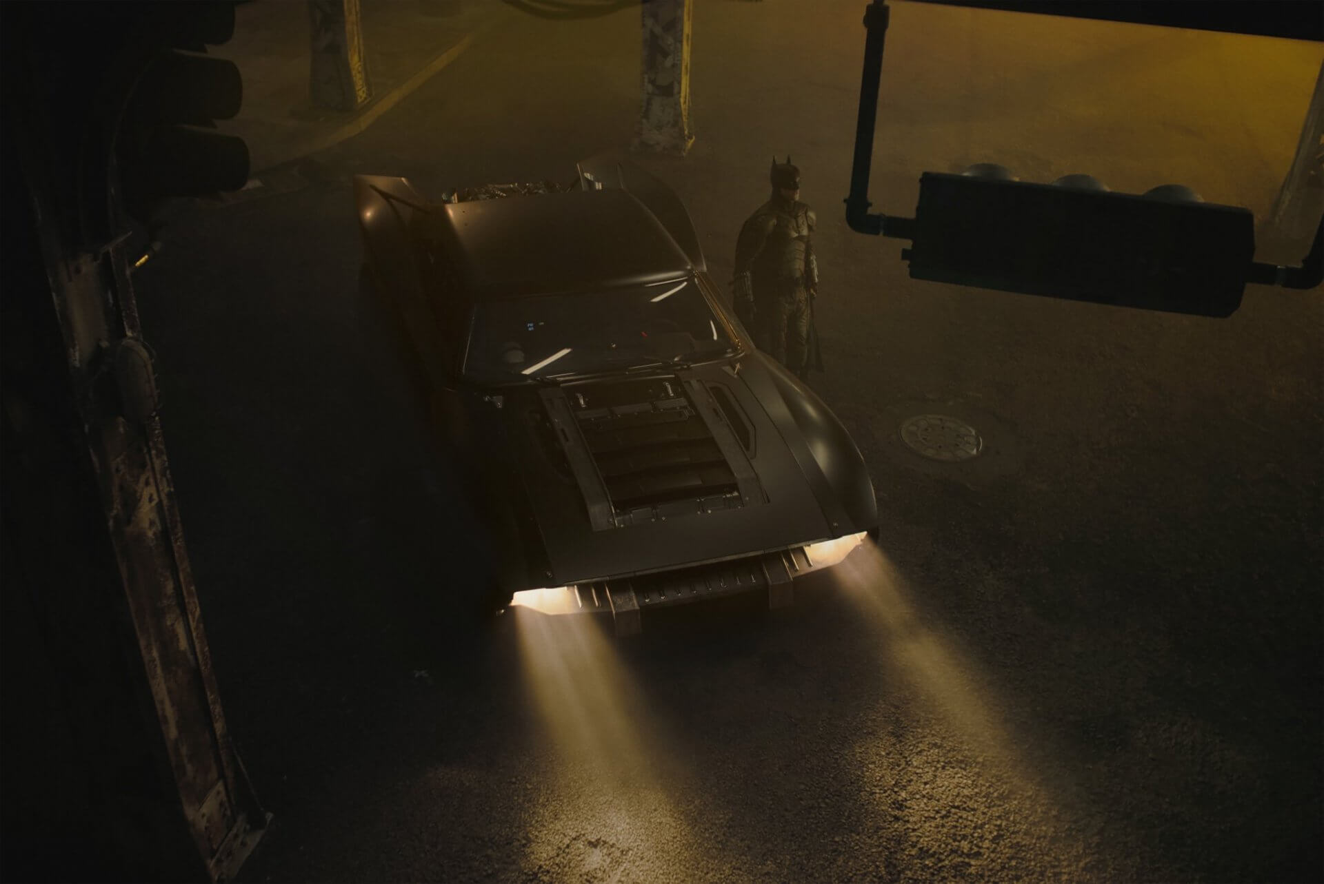 Em Batman, Reeves traz uma interpretação diferente do Batmóvel em relação aos filmes de Christopher Nolan - e, ainda assim, é memorável (crédito: divulgação / Warner Bros.)
