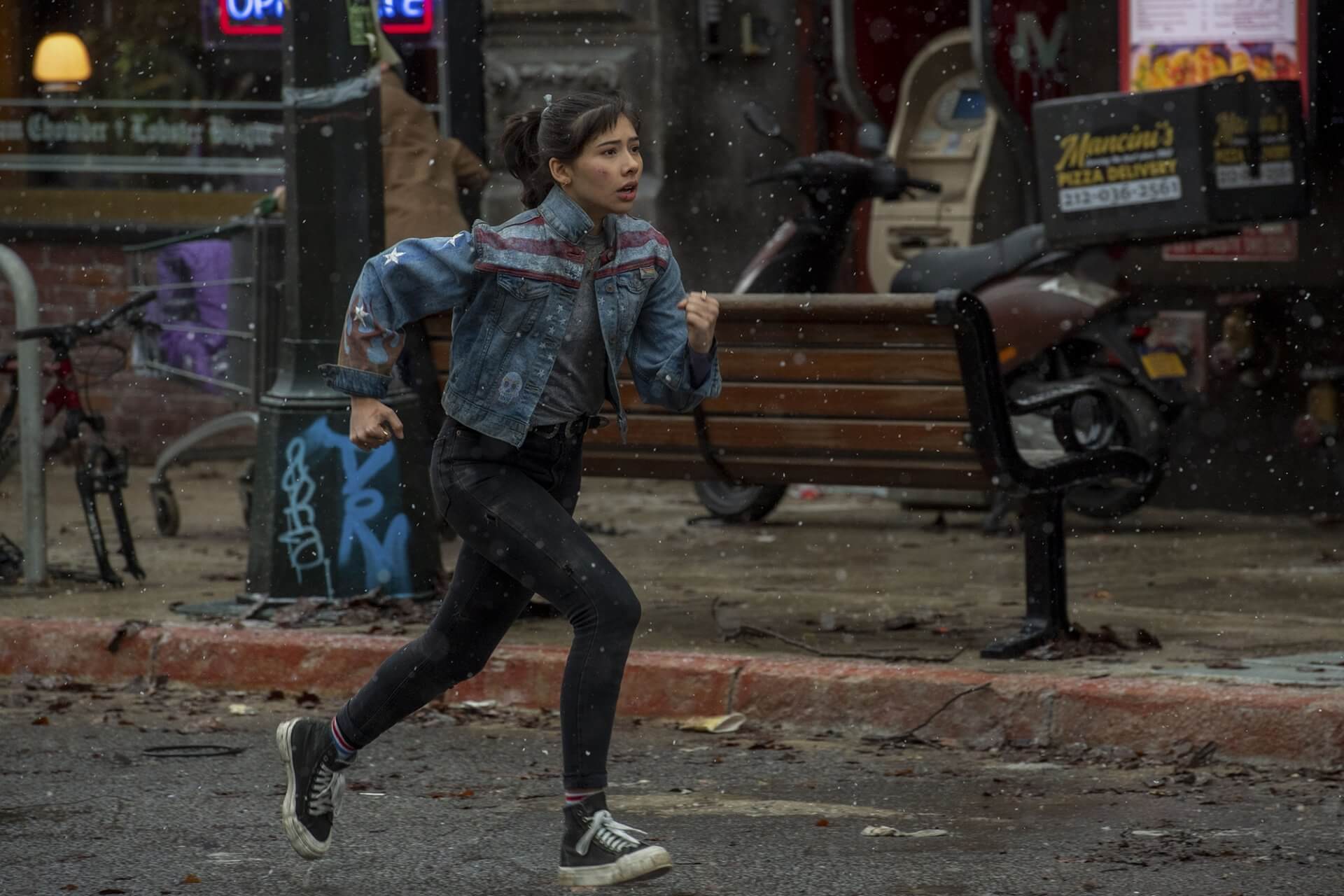 A America Chavez de Xochitl Gomez é um dos maiores destaques do filme - e ela guia o publico pelo multiverso (crédito: divulgação / Disney)