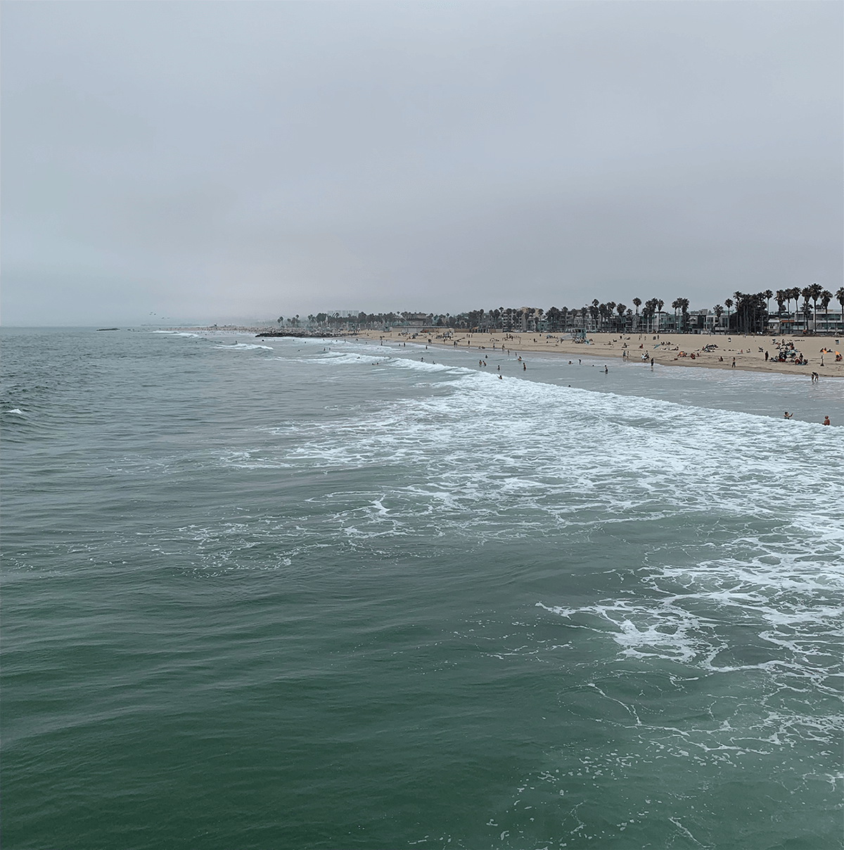 A vista de Venice Beach a partir do píer - não se engane: o Sol não está escondido apenas pelas nuvens, mas também pela fumaça das queimadas na Califórnia (crédito: Renan Martins Frade)