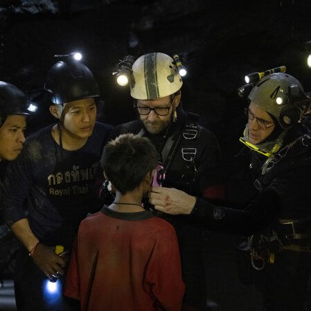 ‘Treze Vidas’, sobre resgate do time de futebol preso em caverna na Tailândia, ganha trailer