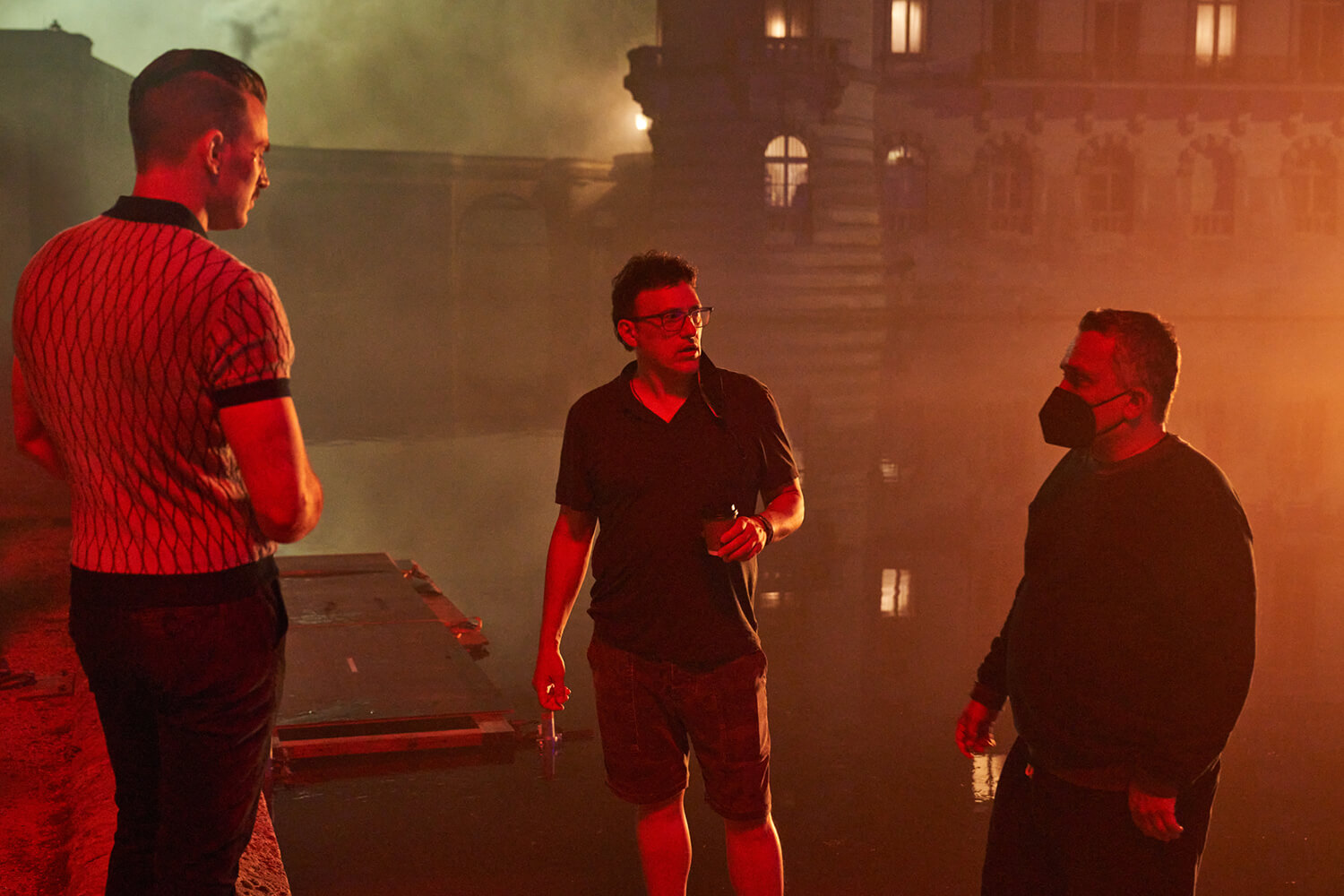Anthony e Joe Russo dirigindo Chris Evans nas filmagens de 'Agente Oculto' (crédito: divulgação / Netflix)