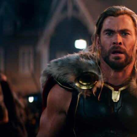 ‘Thor: Amor e Trovão’ divide crítica internacional, que aponta roteiro desbalanceado e excesso de temas