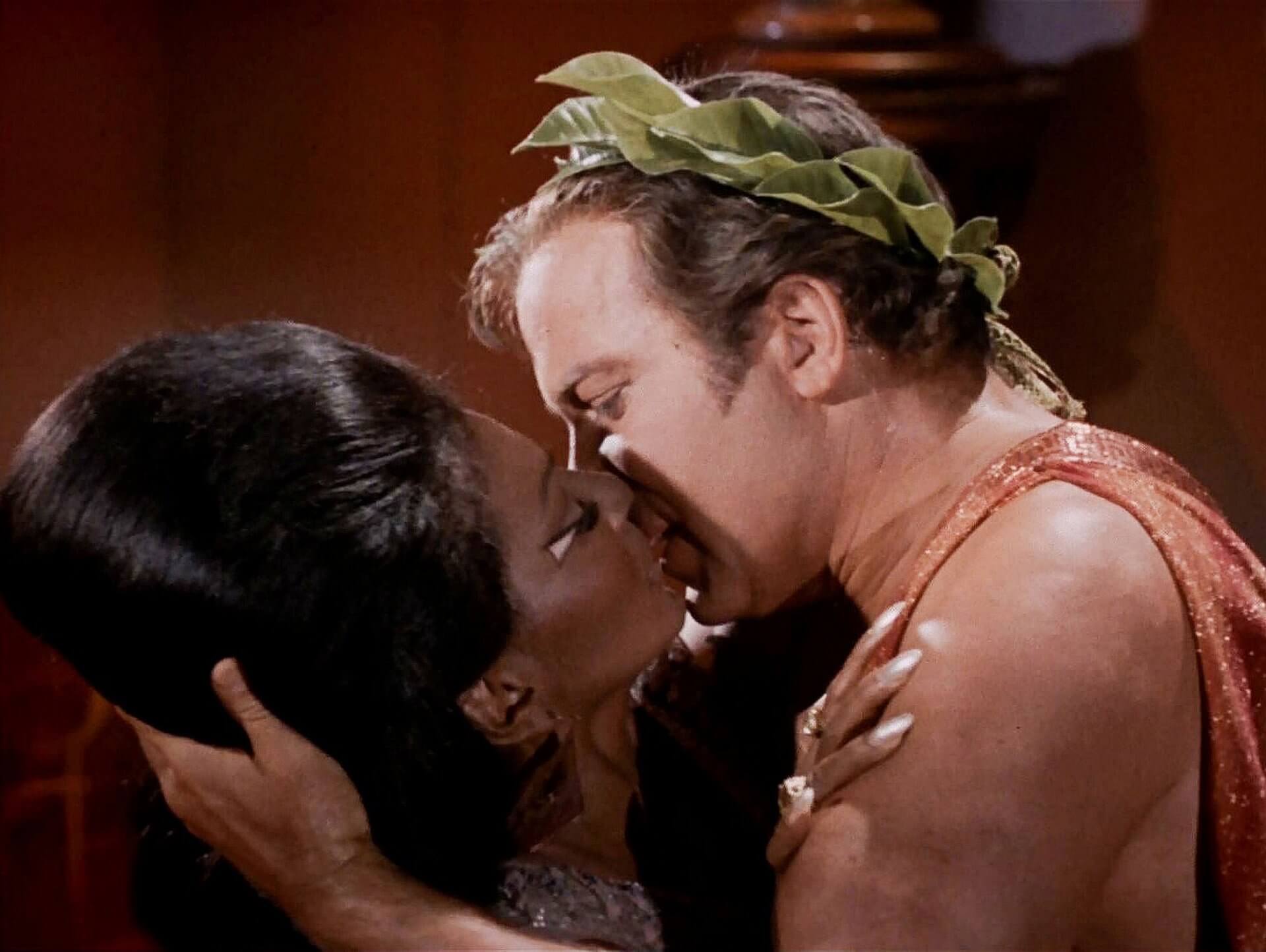 O primeiro beijo na boca entre um homem branco e uma mulher negra na TV dos EUA, ainda em uma época de forte segregação (crédito: reprodução / CBS Television)