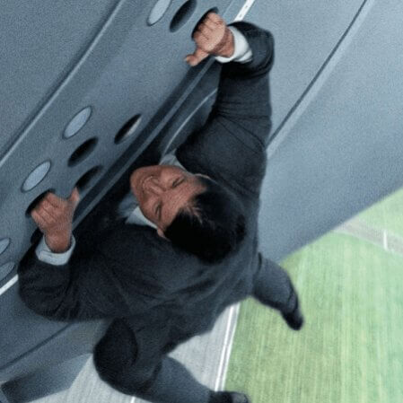 ‘Missão: Impossível 8’: Tom Cruise protagoniza acrobacia perigosa em nova imagem