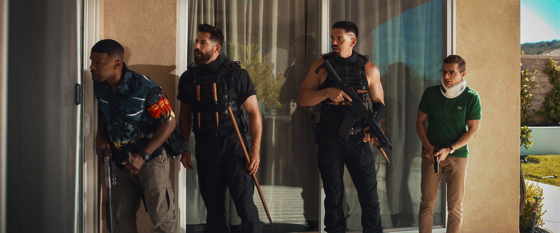 Mesmo tendo Scott Adkins, ator especialista em filmes de ação, 'Dupla Jornada' fica devendo nas cenas de luta (crédito: divulgação / Netflix)