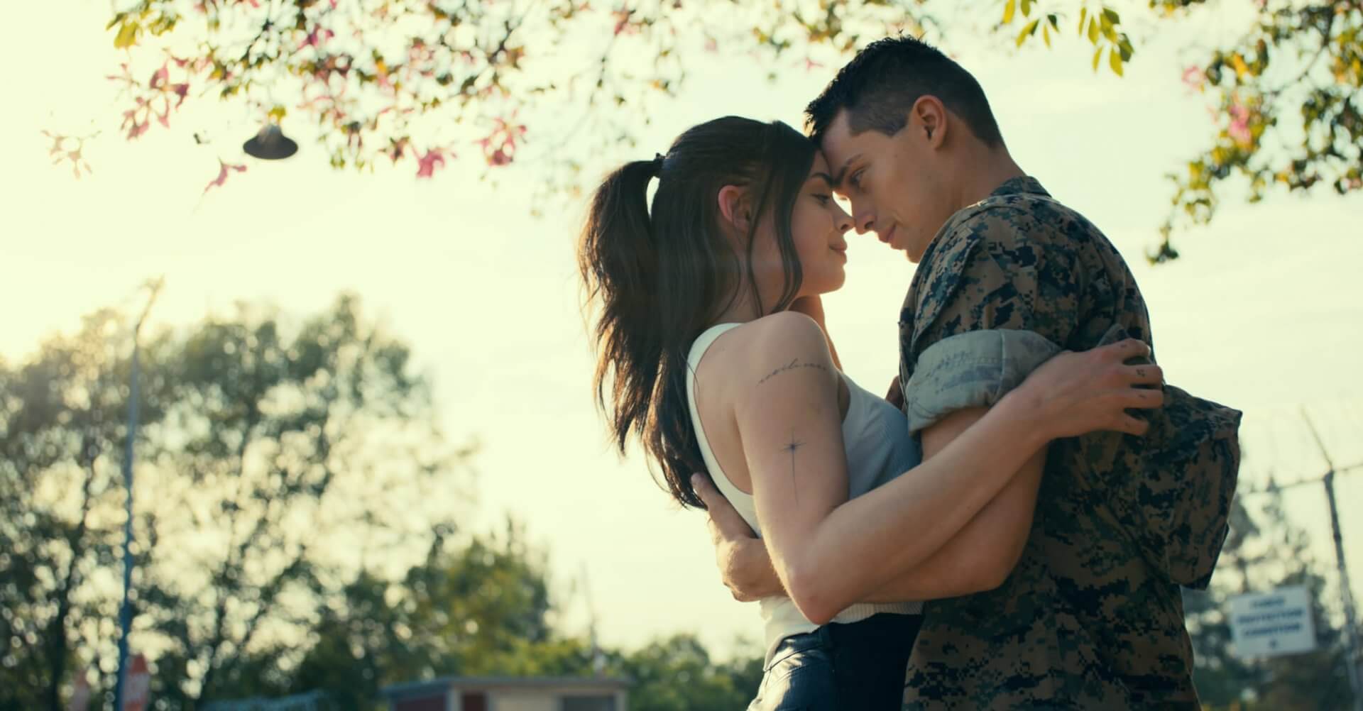 Estrelado por Sofia Carson e Nicholas Galitzine, 'Continência ao Amor' está disponível na Netflix.