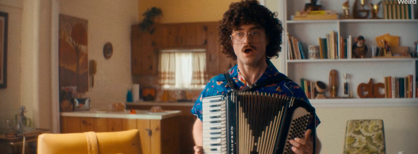 Daniel Radcliffe está no topo do sucesso em novo trailer de ‘Weird: The Al Yankovic Story’