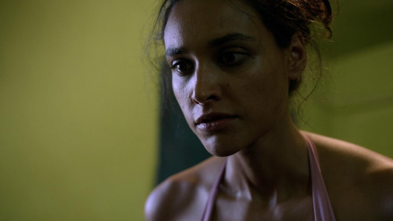 Favela movie: Débora Nascimento está irreconhecível como uma mãe com vício em drogas (Crédito: Divulgação/Disney)