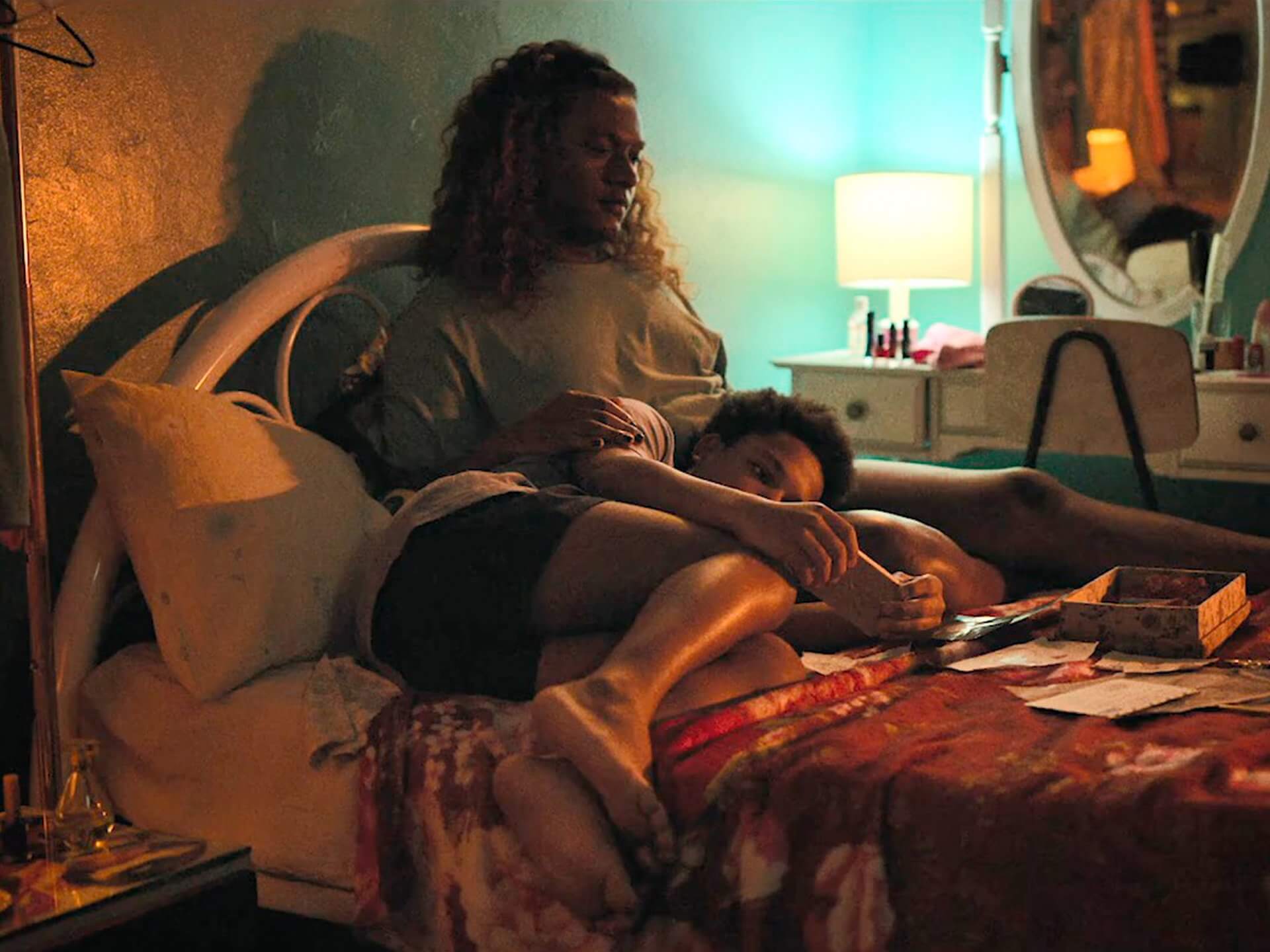 Manhãs de Setembro: Quando finalmente havia encontrado a liberdade de ser quem é, Cassandra descobre que é a mãe de Gersinho (crédito: divulgação / Amazon Studios)