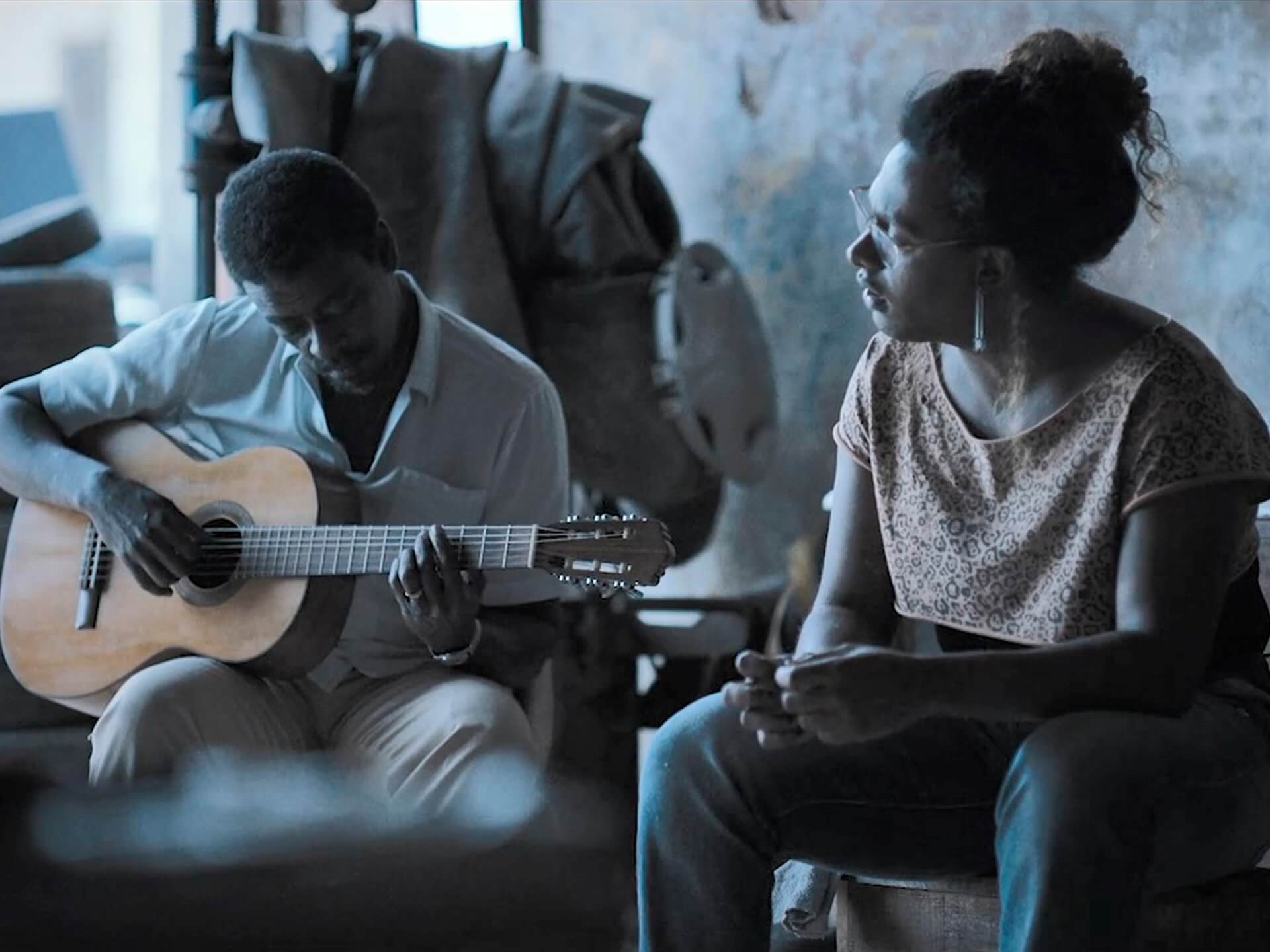 Uma das cenas mais bonitas da temporada é quanto Lourenço (Seu Jorge) e Cassandra (Liniker), pai e filha, se unem pelo amor à música (crédito: divulgação / Amazon Studios)