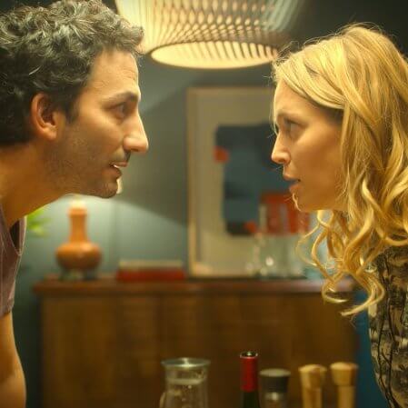 Casal usa aplicativo para resolver crise em trailer de ‘Matrimilhas’, nova comédia romântica da Netflix