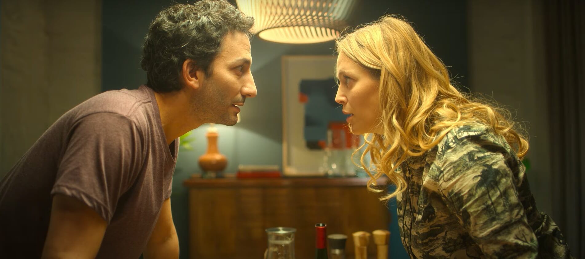 Casal usa aplicativo para resolver crise em trailer de ‘Matrimilhas’, nova comédia romântica da Netflix