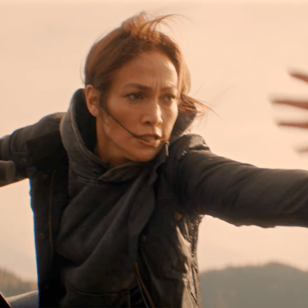 ‘The Mother’: Thriller de ação com Jennifer Lopez ganha teaser carregado de tensão