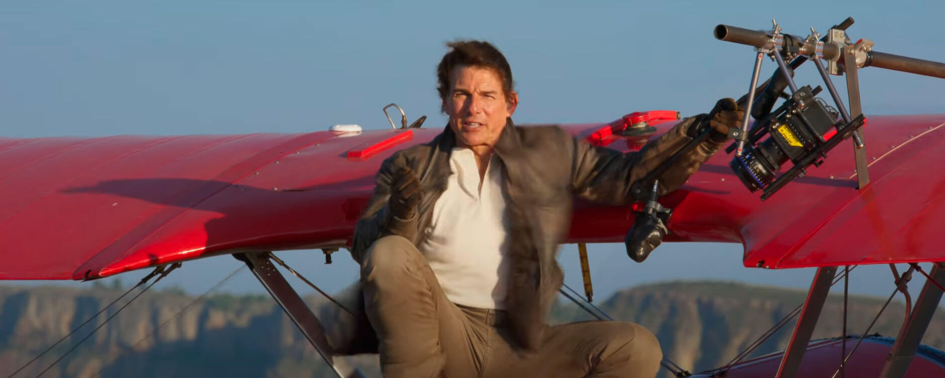 Tom Cruise apresenta teaser de ‘Missão: Impossível 7’ pendurado em um avião