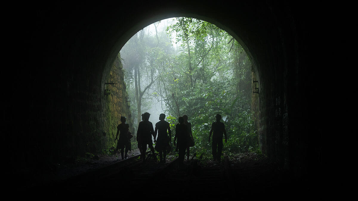Vale dos Esquecidos foi filmada na vila de Paranapiacaba, de onde pega emprestado o seu visual soturno (Crédito: Divulgação/HBO Max)