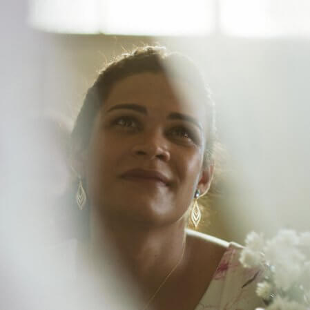 ‘Paloma’ reflete, com afeto, sobre história de mulher trans que quer casar na igreja